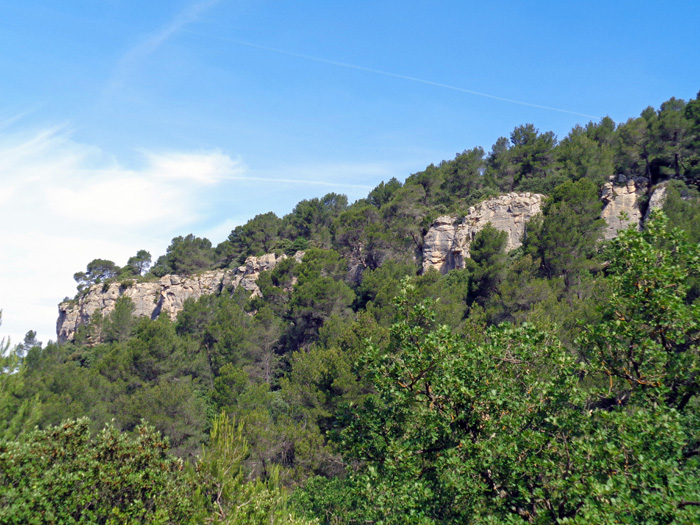hinter Manosque beschreibt die Durance einen Knick nach Westen; 15 Gehminuten oberhalb des Flusses das langgezogene Felsmassiv Rocher de la Consolation mit drei reichhaltigen Sektoren und an die 150 Routen
