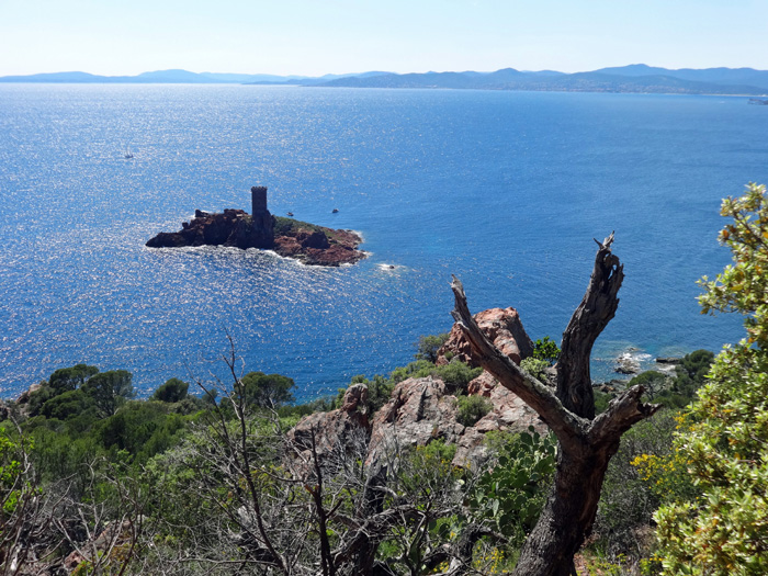 im Hinterland der Côte Azur südwestl. von Cannes türmen sich die roten Porphyrmassive von L'Esterel, die Sektoren sind weit verstreut; direkt über dem Meer die vier eingebohrten Felsen des Cap du Dramont mit der Ile d'Or