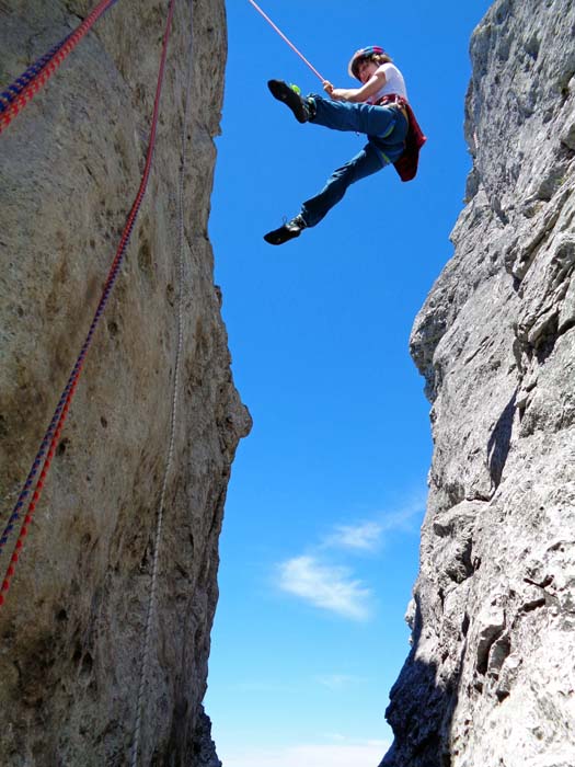 die erste Abseilstelle lässt fast Dolomiten-Feeling aufkommen und endet auf einem kleinen Klemmblock 10 m tief unten im Schlund