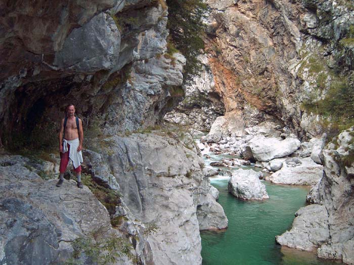 alte Tunnel und Steiganlagen in der Arzinoschlucht