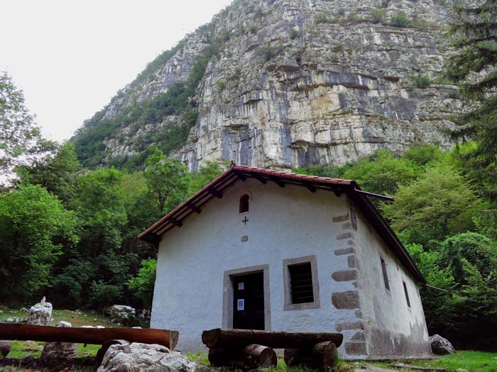 ... genauso wie im linken, neu gebohrten Wandteil des oberen Sektors von Dardago: Paretone oberhalb der Kapelle San Tomé