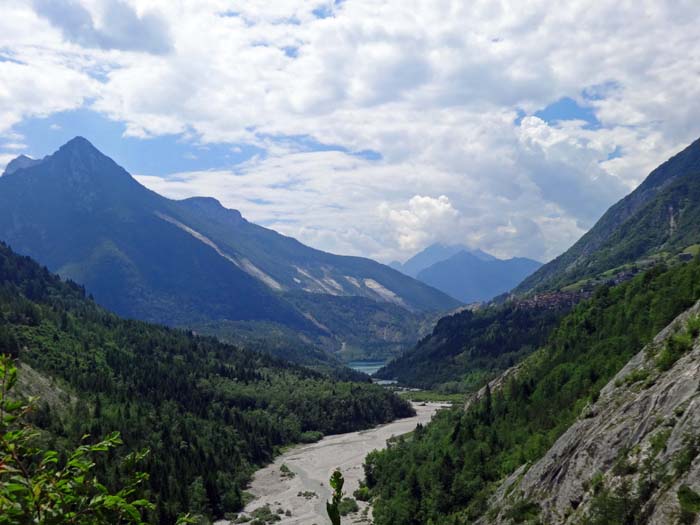 wir verfolgen das Cellinatal flußaufwärts und gelangen in die Clautaner Alpen, einem Teil der ausgedehnten, unbekannten Karnischen Voralpen. Jenseits des Passo di San Osvaldo der Lago del Vajont mit der Ortschaft Erto. An den Hängen des Monte Toc (links) erkennt man noch die Spuren jenes katastrophalen Bergsturzes im Herbst 1963, der den Stausee überlaufen ließ; die Flutwelle brachte 2000 Menschen in den umliegenden Tälern den Tod