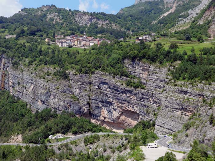 die berühmten Kletterfelsen von Erto, einstmals berüchtigt für die härtesten Überhänge Italiens (Gerhard Hörhager, Sogni di Gloria 8c, 1987!); darüber der Weiler Casso