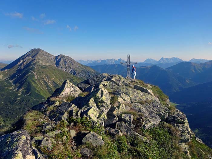 ... zum neuen Gipfelkreuz am Mödringkogel; Blick nach Norden auf Griessteine und Gesäuse