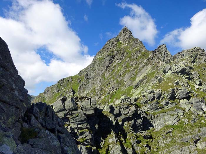 nach einer flachen Gehstrecke folgt am spitzen Turm unterhalb des Mittleren Gamskogel Ostgipfels eine weitere Schlüsselstelle (3+): ...