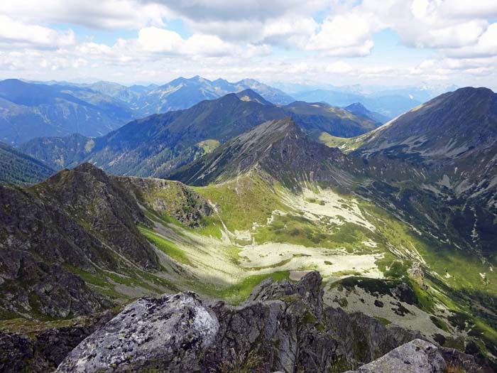 im Nordwesten der Auslauf der Triebener Tauern bis hin zum Bösenstein