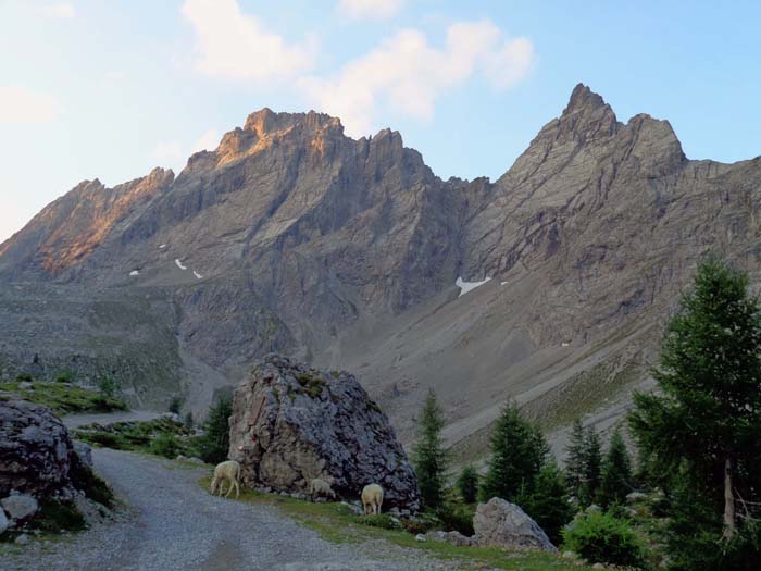 beim Marcherstein (darüber Seekofel und Teplitzer Spitze) verlassen wir die Straße und halten uns rechts hinunter ...