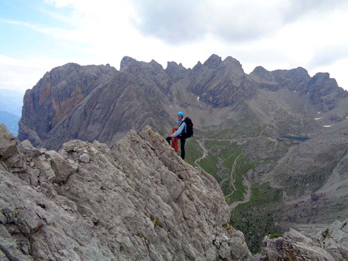 Gipfelblick nach Osten auf Sandspitzenkamm (s. Archiv Bergsteigen) und Karlsbader Hütte