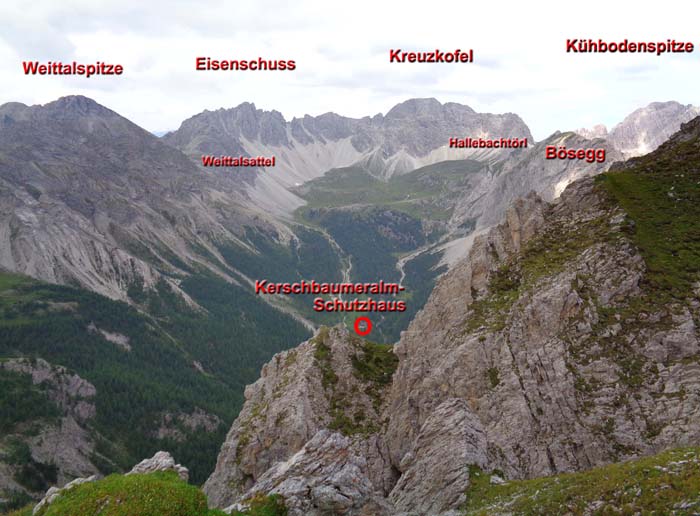 im Westen die weitläufige Kerschbaumeralm; Weittalspitze und Kreuzkofel im Archiv Bergsteigen