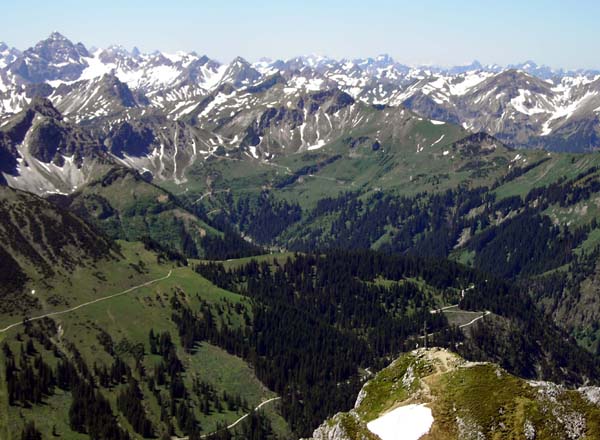 Blick gegen SW auf Rote Flüh (im Vordergrund) und Hochvogel (hinten links)