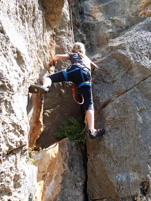 gleich links daneben klettert Ronja die ziemlich alpin anmutende Tasos 5c+