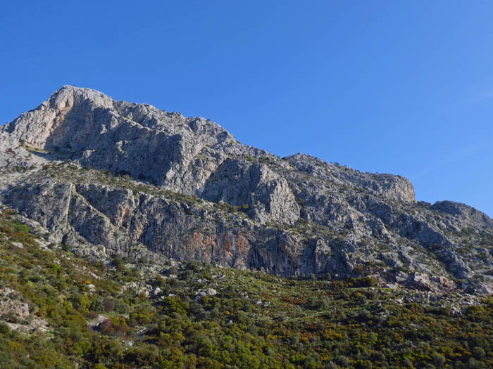 ... an der Südseite; 8 Routen im unteren Wandgürtel, meist selbst abzusichern; über den Ostgrat diagonal durch die Bildmitte der 900 m lange Long Run (eine Stelle 5a, meist 2-3)