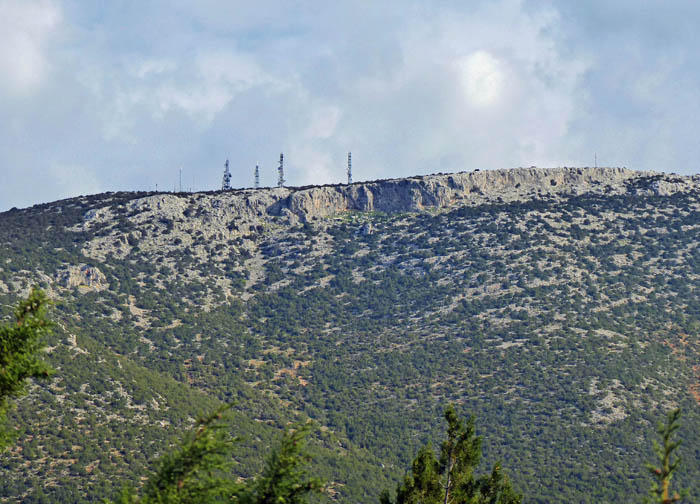 auf dem 1121 m hohen Didimon gibt's solche Probleme nicht: Auffahrt bis zum Gipfel (rechts oben) und wenige Schritte bis zu den ersten der 70 plattigen Routen