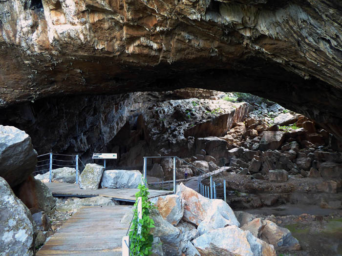 durch die erste Höhle führt ein Plankenweg mit Infotafeln