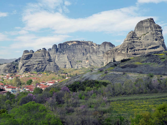 das weltberühmte Meteora hat - hauptsächlich durch die Initiative sächsischer Kletterer - seit den Siebzigerjahren einen Fixplatz auf unserer Wunschliste; Blick vom Straßensattel hinter Kalambaka auf Kastraki, wo unsere Klösterrunde beginnt (s. Archiv Bergsteigen)