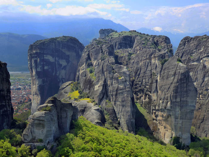 noch ein Blick auf die Zentralgruppe, links im Einschnitt die Dächer von Kalambaka; der Theodoropoulos-Führer (s. Literatur) bringt auch für Meteora eine schöne Routenauswahl, darüber hinaus existiert auch ein neuer Sportkletterführer über das Gebiet, ...