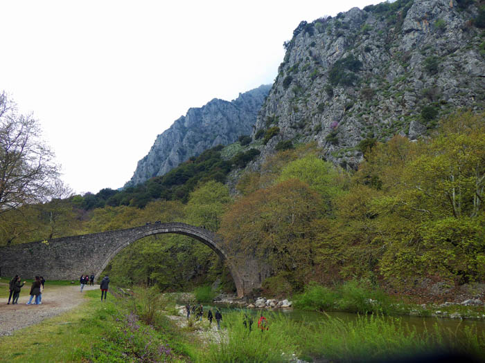 nicht weit hinter der alten Bogenbrücke aus dem frühen 16. Jahrhundert, am Pass zwischen Thessalien und Epirus, hat sich rechterhand eine kleine Schlucht in den Bergkörper des Kerketio gegraben