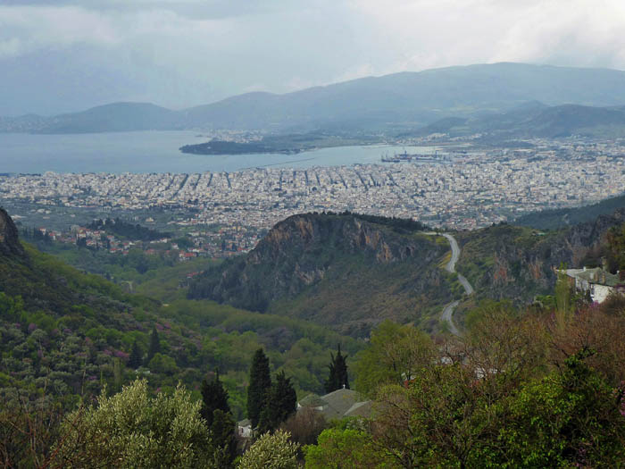 gleich über der - schon wieder verregneten - Stadt die ersten Klettergärten: in der Mitte Aghios Nikolaos, rechts am Rand Koukourava, gesehen vom Bergdorf Makrinitsa