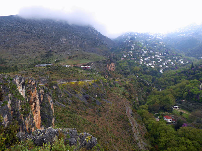 entlang der Wände folgen noch drei weitere Sektoren, bis der nächste Felsen in Sicht kommt - Koukourava in Bildmitte