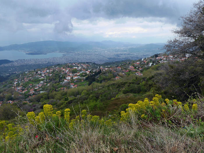 oberhalb der Klettergärten von Volos reiht sich ein hübsches Bergdorf an das andere, im Bild Portaria