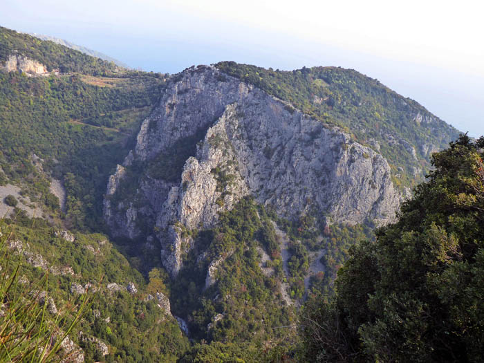 unberührte Felsen auf der Fahrt hoch über der Ostküste des Pilion