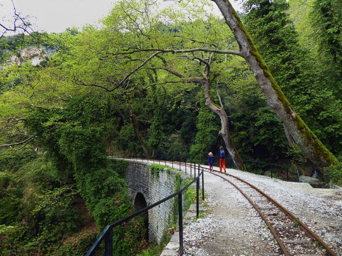 zu den Felsen nicht gleich dem Weg hinter der ersten Brücke folgen!