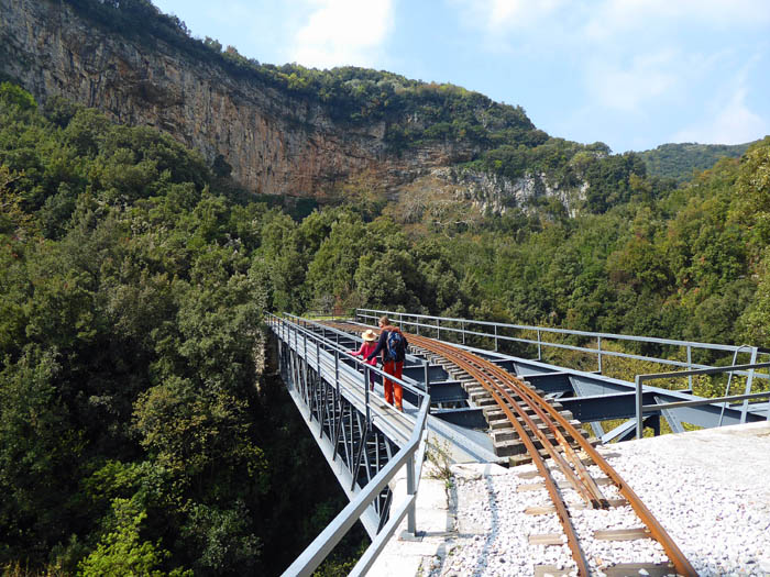 auf der zweiten Brücke kommen unsere Felsen in Sicht