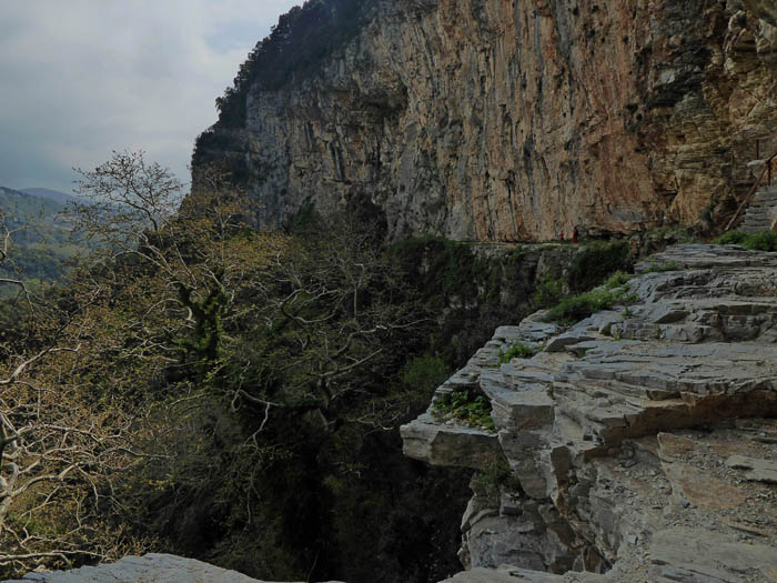 an die Routen kommt man über eine monumentale Felstreppe und ein exponiertes Band, Vorsicht mit Kindern