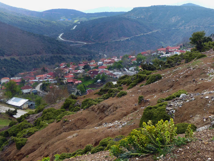 im dünn besiedelten Bergland südwestl. von Almyros (an der Hauptstrecke nach Athen) verstecken sich ebenfalls einige lohnende Klettergebiete, so in Richtung Kofi und Anavra (im Bild)