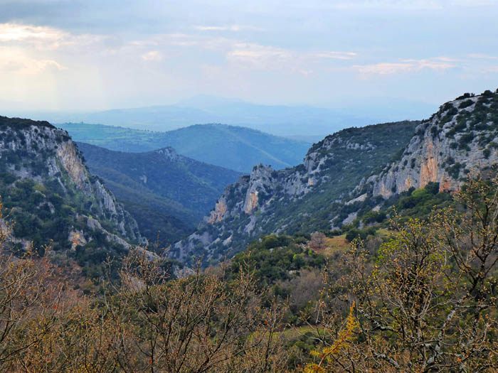 der Yellow Rock bietet knapp 20 hauptsächlich schwierige Routen bis 8b+; 24 km südwestl. von Almyros rechts unterhalb der Hauptstraße Richtung Anavra, Zustieg 15 Minuten