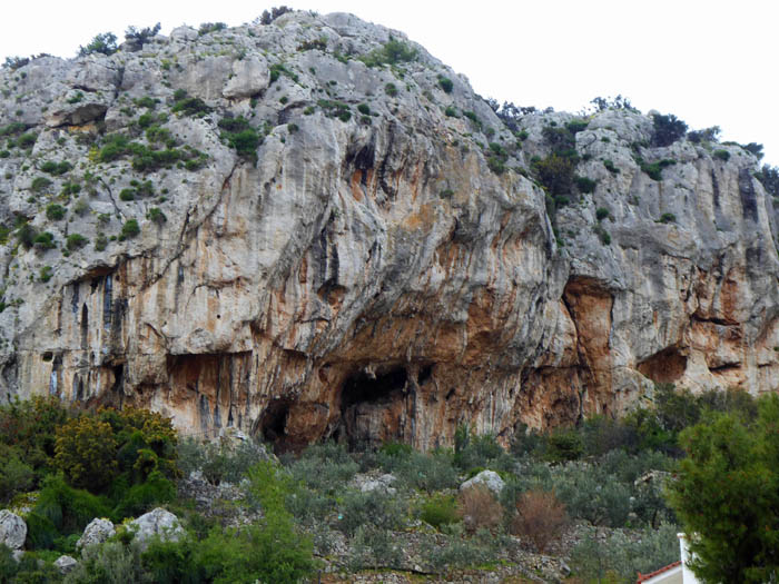 unweit nordwestlich des Zentrums (Autobahnausfahrt 6 Filis Ave) liegen drei Gebiete rund um ein weites Hochtal mit dem Ort Fili: Hasia Cave (30 Routen 5c bis 7c), ...