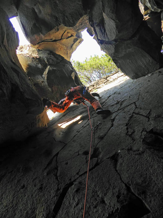 nicht weit entfernt liegt die absolut unterschätzte Halbinsel Argolís (s.eigene Kletter- und Wanderberichte); wir haben eine Woche gebraucht um uns dort auch nur einen groben Überblick zu verschaffen; Ulli in der vulkanischen Höhlenroute Cave 5c, Méthana