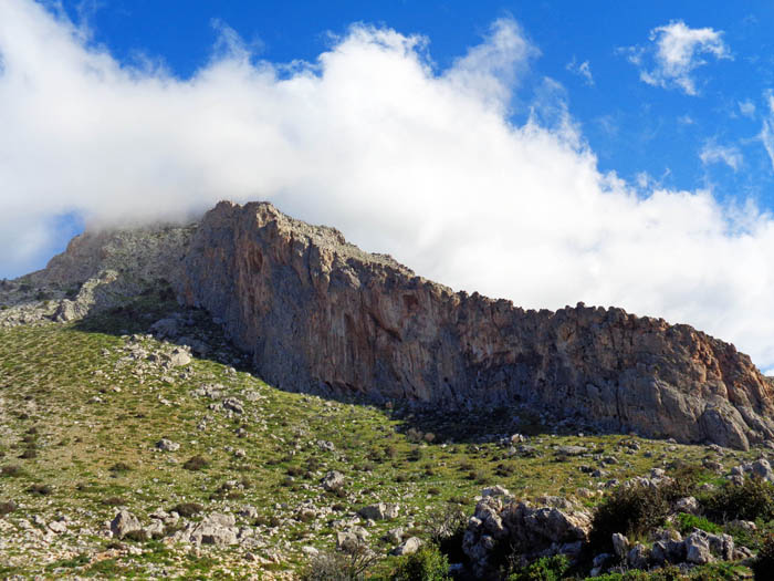 ganz im Süden Lakoniens, fast an der Spitze des östlichen Fingers, ragen die Felsen von Zóbolo in den Himmel, ein Paradies für all jene, denen der Trubel in Leonídio nicht zusagt; im Bild die westseitige Wand mit 4 Sektoren und 70 Touren mit bis zu 5 Seillängen zwischen 5a und 7c