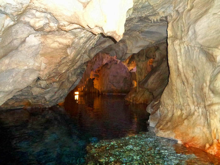 wie gesagt - das Umland bietet neben den Klettereien und dem Taygetos (höchster Berg am Peloponnes) zahlreiche weitere Attraktionen, wie etwa die unbedingt sehenswerten Tropfsteinhöhlen von Pírgos Diroú (längstes Höhlensystem Griechenlands, auf 3 km zu besichtigen), ...