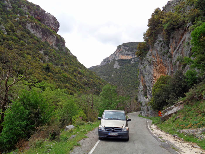 in der Schlucht unterhalb des Bergdorfs Nedousa finden sich etliche interessante Sektoren, Seehöhe etwa 600 m, Zustiege von 1 - 20 Minuten, gegen 100 Routen zwischen 5b und 8a+