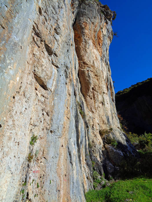 Sektor Aloni: in Wandmitte, wo die leichteren Übungstouren ab 5a+ in die härteren 30-Meter-Touren bis 7c+ übergehen; wir stehen vor Arpyia 7a+, super, aber saukalt, wir befinden uns in über 800 m Seehöhe