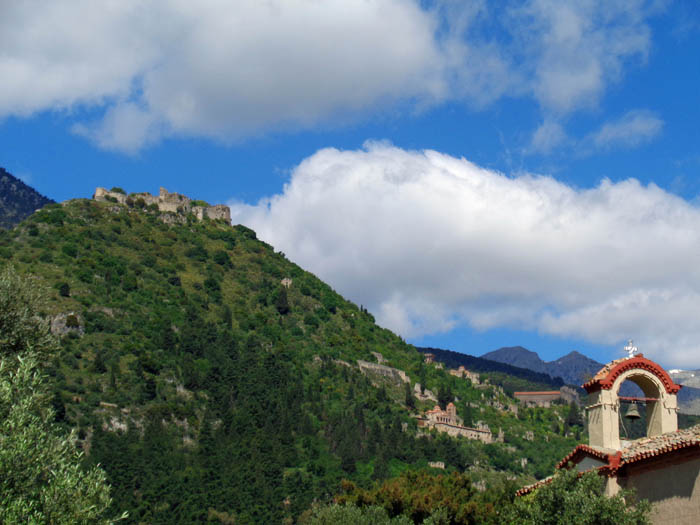 am Auslauf der Lagadaschlucht die berühmte verlassene Bergstadt Mystrás oberhalb von Sparta, seit 1989 UNESCO-Weltkulturerbe (s. Archiv Bergsteigen)