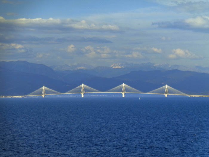 eine 2,2 km lange, hochmoderne Hängebrücke überspannt seit 2004 die engste Stelle des Golf von Korínth hinter Pátras; wer am Peloponnes sinnvollerweise das eigene Auto dabei haben möchte, kann diese drittgrößte Stadt Griechenlands bequem mit Fähren ab Venedig oder Ancona erreichen