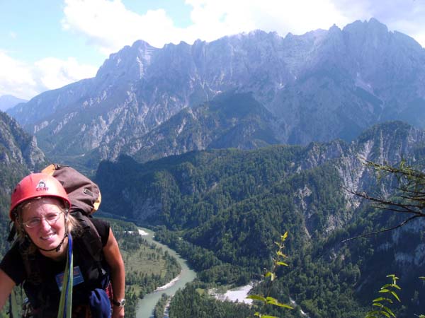 Ulli steigt am Pfeilerkopf aus, dahinter die Hochtorgruppe zwischen Planspitze und Ödstein