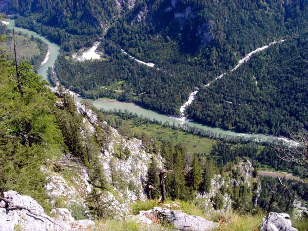 es folgt der 200 m hohe Ausstiegsgrat (2-3) vom Pfeilerkopf (rechts unten) zum Gipfel