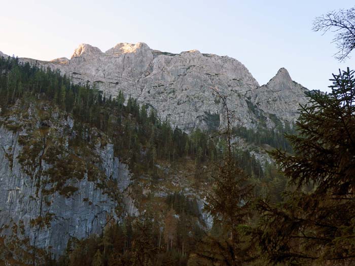 ... in ein bezauberndes Felsenreich; nach etwa 300 Hm bekommen wir erstmals die Wand zu Gesicht - die „Magic Line“ verläuft knapp links der Bildmitte, rechts der Mieskogelturm