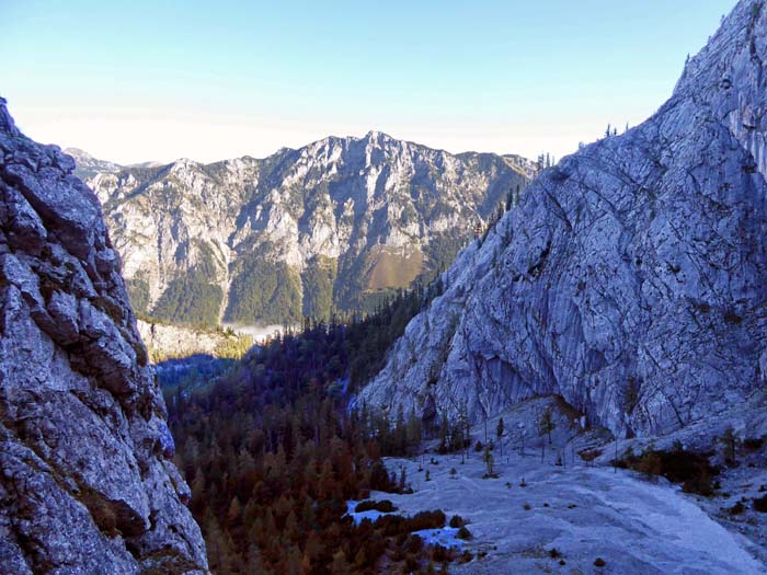 Blick aus der Rampenmitte auf den Schuttstrom des unteren Weittal, dahinter der Hochtürnach (s. Archiv Schitouren)