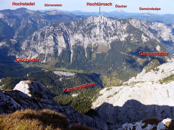 nach dem Buchstand weicht das Gelände auf, wir sehen nicht ganz klar, wo die Line weitergeht und wollen hinaus in die Herbstsonne, deshalb halten wir uns gleich rechts hinauf zum aussichtsreichen Nordwestkamm; Blick gegen Norden auf die Voralpen