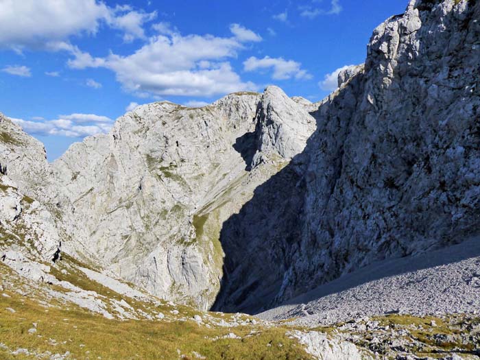 die Fortsetzung des Kellerbrunn nach unten bildet das Weittal, eine wilde, geröllerfüllte Felsarena