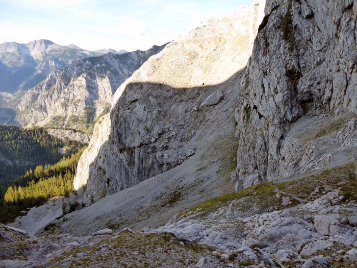 am Auslauf des Schluchtkamins rechts hinüber auf den Grasrücken