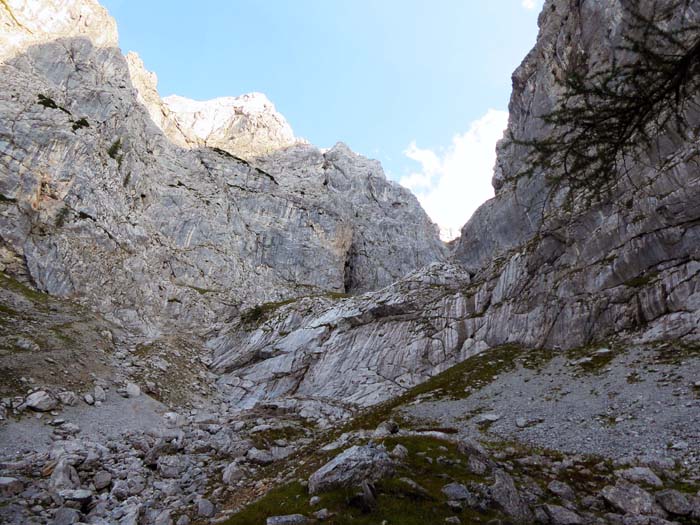 Rückblick auf die untere Steilstufe; unerschrockene Wikinger steigen ein andermal am Fuß der Wände links hinaus an die östliche Weittal-Begrenzung auf den NW-Grat des Weittalkogels (P. 2048), erstbegangen schon im Mai 1920, angeblich II+ 