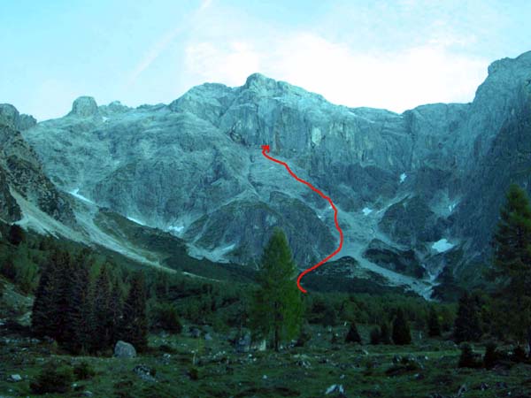 der Zustieg von der Stegmoosalm übers Schuttfeld und den langen Schrofensockel zum E bei einem roten Wandausbruch; Abstieg links durchs Birgkar