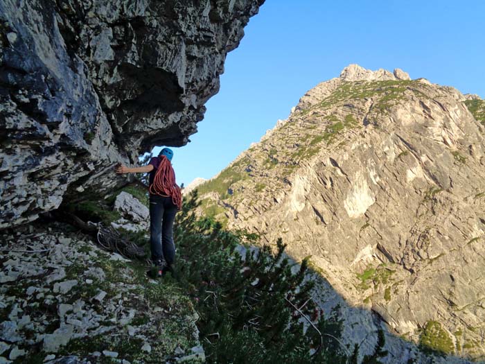 oben an den Begrenzungsfelsen vor dem Schluchtgraben nicht dem begrünten, überdachten Band folgen, sondern vorher links hinaus