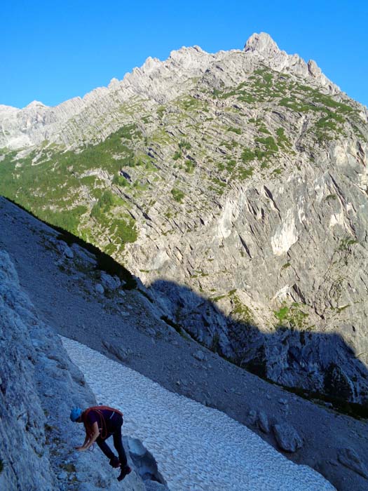 Ausstieg aus dem Randklüftelabyrinth am oberen Rand des 1. Schneeflecks, gegenüber das Keilspitzmassiv