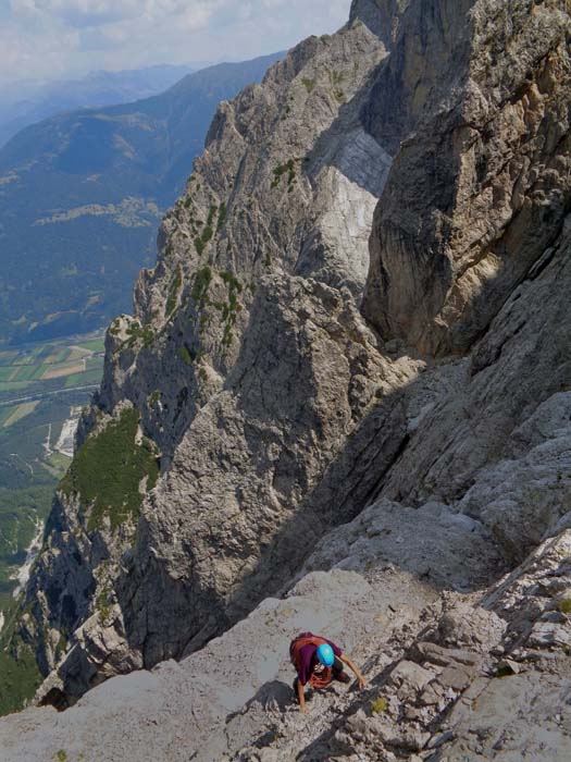 drei Seillängen weiter oben steigt Ulli aus der Ellerplatte - schon oberhalb des 3. Schneeflecks